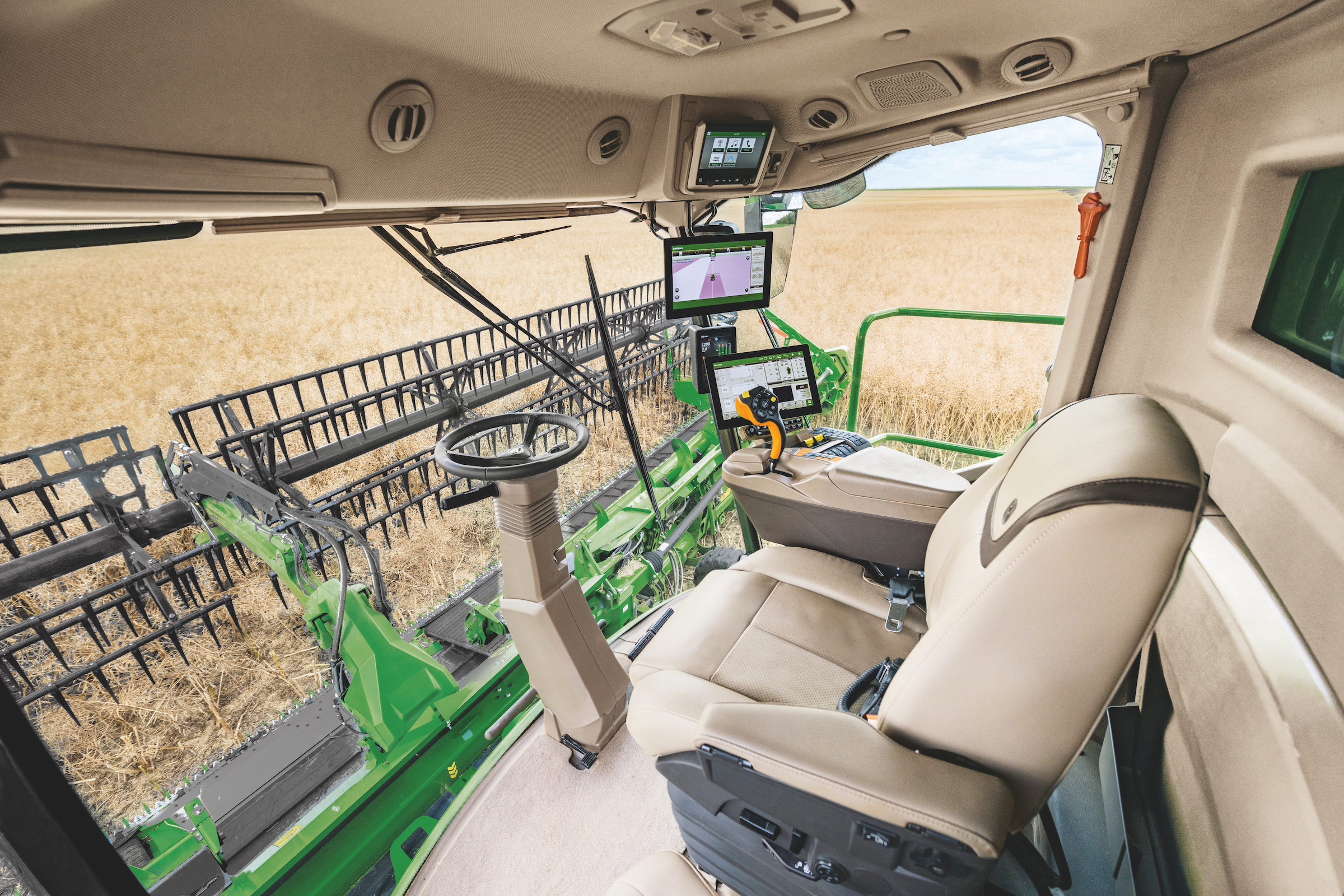 The new cab of the s7 combine with the g5plus commandcentertm and high definition corner post display 2400px wide
